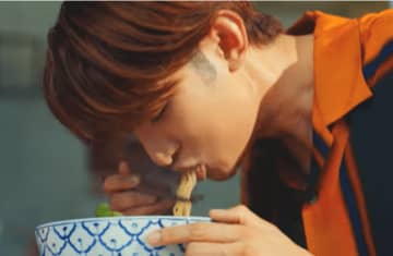 味の素「Yum Yum」 テレビCMにSnow Man向井康二さん 本場タイのエスニック麺をアピール