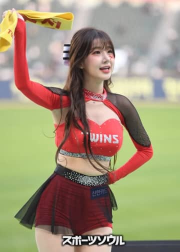 これぞ韓国プロ野球の名物！20歳チアガールの美貌に球場熱狂、大胆セパレート衣装で視線強奪【PHOTO】