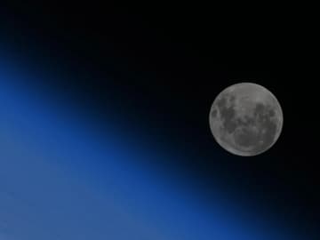 ISSからの絶景、春の満月「フラワームーン」　NASAの宇宙飛行士が撮影