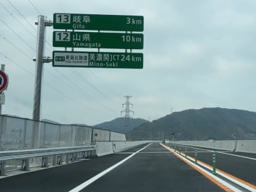 高速道路で撮影された１枚に驚きの声　道路標識をよく見ると…？