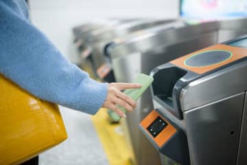 通勤帰りに子どものお迎えのため「定期券内」で途中下車しています。同僚に「不正利用にならない？」と聞かれたのですが、問題なのでしょうか？