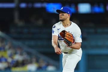 ド軍ロハス、大谷のグラブで野手登板　2者連続被弾も役目果たす　大谷とハイタッチ→グラブ返却でお辞儀
