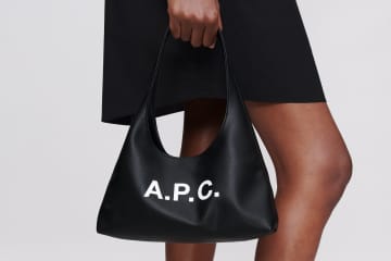 A.P.C.「ニノン バッグ」25年秋の新作、台形シルエットのミニショルダー