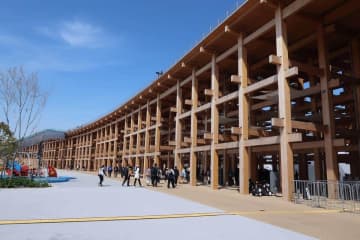 万博で天皇陛下の御装束で十二単ショー　物議の主催者が謝罪「再現しようとしたものではございません」