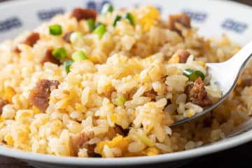 チャーハンがべちゃべちゃになる悩みを解決！プロっぽくパラパラに炒めるための５つのコツ