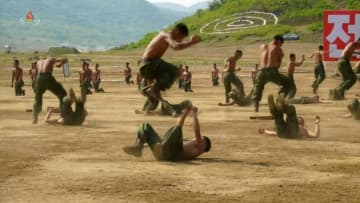 背中に石乗せ叩き割り…北朝鮮・金正恩総書記が特殊部隊「暴風軍団」などの戦術訓練視察　韓国メディア「ウクライナ戦争で得た戦術など共有」