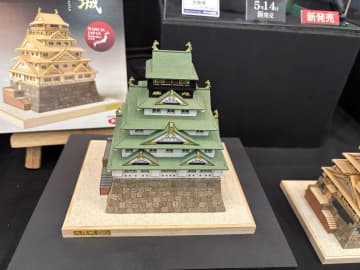 ウッディジョー、木製模型「1/400 大阪城」展示！ 本日5月14日発売の新シリーズ「木製 ミニ天守」第1弾【#静岡ホビーショー】