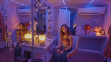 『V/H/S ビヨンド』SF要素と恐怖が絡み合う予告編公開　異形の生物を捉えた場面写真も