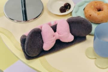 ジェラート ピケ スリープ「ミッキー＆ミニー」寝具、リボン付きヘアバンド＆絵が繋がるクッションカバー