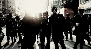 香港民主化を求めるデモの混乱と最前線で闘う若者たち ドキュメンタリー映画『灰となっても』予告編