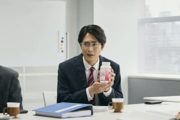 間宮祥太朗がメガネ姿のビジネスマンモードに　『イグナイト』第5話先行カット