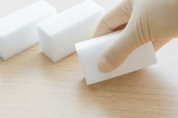 メラミンスポンジを使って後悔する場所７選！避けたい素材と正しい使い方
