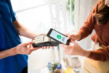 最近「スマホ決済」する人を見かけるけど、手軽さなら「クレカ決済」も同じじゃないの？“お得さ・便利さ”を比較