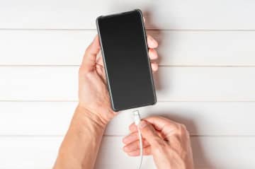 「スマホ充電器の挿しっぱなし」は電気代にどう響く？やっぱりこまめに抜いたほうが良い？