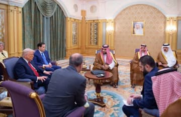 トランプ氏、シリアとの「関係正常化を模索」　暫定大統領との会談受け明言