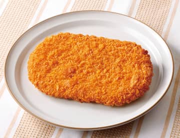 目を疑うほどの大きさと、思わず笑みがこぼれるほどの重量感で445kcal! ローソンが「メガコロッケ」を発売