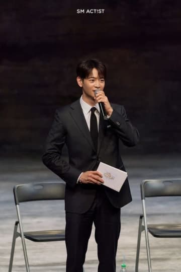 SHINee ミンホ、演劇「ゴドーを待ちながら」寄付公演の司会者に！作品への愛情を明かす