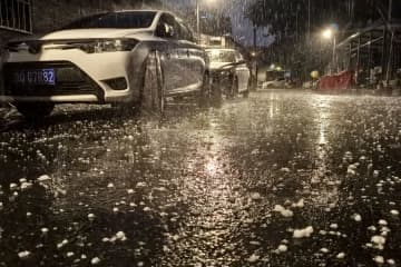 北京でひょう、被害39億円　天気急変、自動車直撃