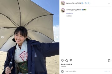原菜乃華、『あんぱん』“メイコ”姿の海岸ショット　公式では“青年期”5人の集合写真も