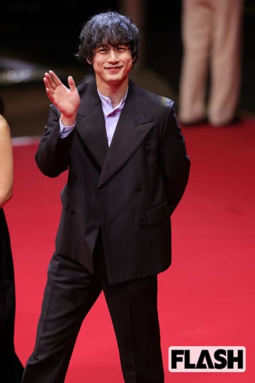 坂口健太郎、万博で見せた “大胆イメチェン” にファン悶絶…8年前のドラマ思い出す人も