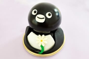 1輪の花を持つ「Suicaのペンギン ケーキ」濃厚チョコムース×オレンジ味、ホテルメトロポリタンから