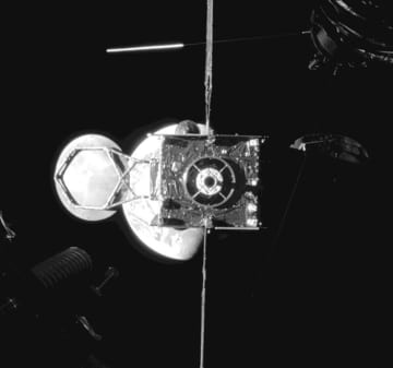 遠ざかる通信衛星　寿命延長サービスを終えた宇宙機が撮影した“ほろ苦い別れ”の瞬間