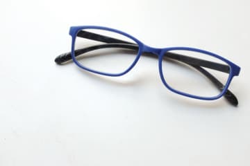 野村胡堂の『青い眼鏡』あらすじ紹介。すべてに仕掛けられた驚きの真相に惹きつけられるミステリー
