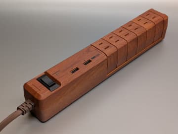 [本日の一品]6個口に見えて実は12個口、木目が際立つ回転式のパワフルな電源タップ