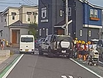 ひき逃げか、男児4人けが　埼玉、下校中背後から衝突