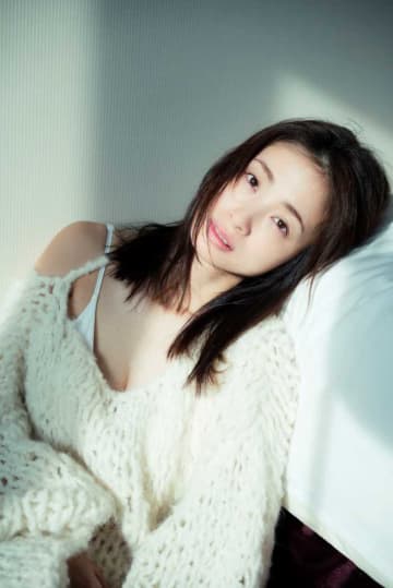 上戸彩が15年ぶりに写真集を発売♡寝起き姿などかわいさあふれる表情が満載