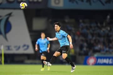 川崎×横浜FCでまさかのオウンゴール。ミス誘発の家長昭博は「キーパーが出ていたのでシュートを打っただけ」