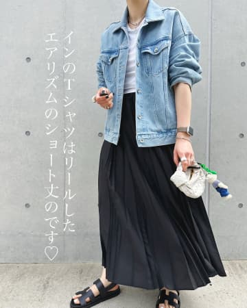 デニムジャケット×プリーツスカートで完成。お出かけにぴったりな軽やかカジュアル【40代の毎日コーデ】