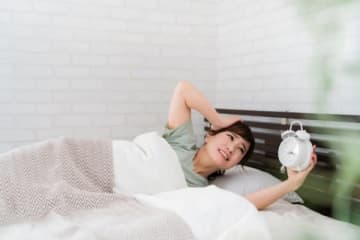 やばい！出張当日に大寝坊「目覚まし聞こえず」新幹線に乗り遅れる　「名刺交換だけはできました」と語る女性