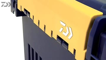 【新製品】DAIWAのTBシリーズに限定カラーのカスタムモデルが登場。“便利パーツ”盛りだくさんの逸品に