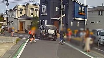【事故直後映像】　「逃げた逃げた」下校中の小学生の列に車が突っ込む…負傷した男児4人のうち1人は“足の骨折”で重傷　埼玉・三郷市