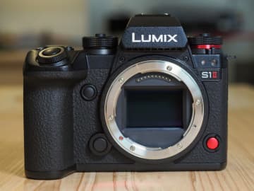 写真で見る LUMIX S1II “先代”から大幅に小型化したハイエンドモデル