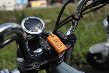 バイク好きのお父さん感涙! 愛車ナンバープレートを刻んだ本革キーケースを父の日に〈6/1まで早割OFF〉