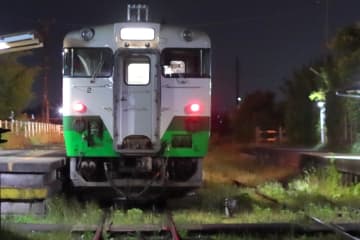 女性が線路に横たわり電車を『妨害』最終列車が “2時間ストップ” しコメント殺到「それ喰らいました。深夜になり代替の列車にも乗れず、ホテルの代金は自腹でした。請求してやりたい」「他人を巻き込むなっていつも思う」