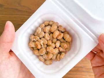 納豆パックのネバネバを"一発"で落とす裏ワザ。「それ使っちゃう！？」と目ウロコすぎる方法です。