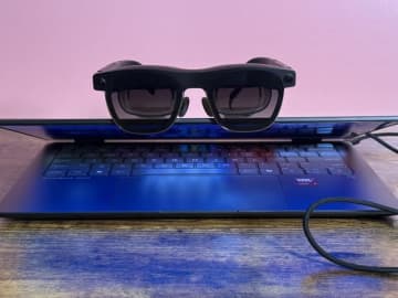 巨大なPC画面をスマートグラスで持ち歩く　「Spacetop」は理想の作業空間を実現するか