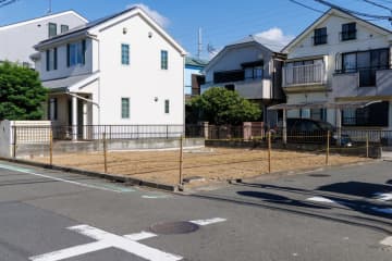 一人暮らしの父が亡くなり「一軒家」を相続しました。管理ができないので「更地」にするか悩んでいますが、「固定資産税」は高くなるのでしょうか？