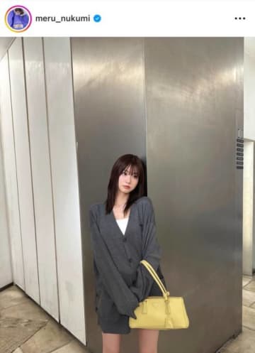 めるる、ほっそり美脚の“萌え袖”コーデに反響「ミニがお似合い」「めちゃ可愛すぎ」