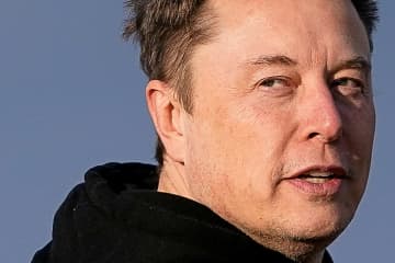 マスク氏の新報酬案検討か　米テスラ、無効判断に備え
