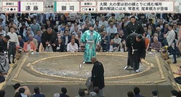 取組中に審判長が手を挙げる“珍事”にどよめき「どうした？」「何があったの？」驚きの結末に称賛の声「よく見てた」