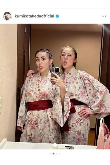 元“グラビアの女王”、22歳長女と箱根で「初めての裸の付き合い」　そっくり親子に注目「姉妹」