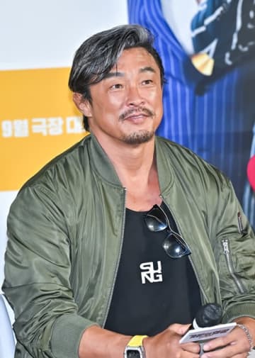 LAで“家賃1000万円”の宿に住むJ-HOPEに500万円のブレスレットを贈呈、秋山成勲の漢気が話題に