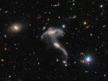 宇宙を漂うクラゲのような銀河のペア