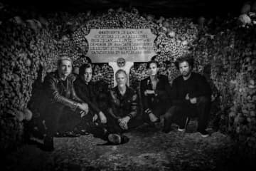 クイーンズ・オブ・ザ・ストーン・エイジ、長年の夢を映像化した『Alive in the Catacombs』公開決定