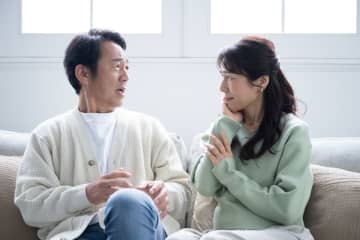 67歳で父が病気になり「年金のみ」の収入に…母は「貯金が800万円あるから大丈夫」と言っていますが、老後の生活は正直厳しいのではないでしょうか？