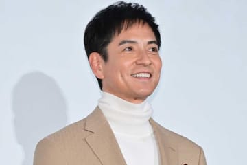 妻と「ふらっと湘南へ」　沢村一樹、海辺での食事満喫、「素敵なご夫妻」「イケおじすぎてやばい」と話題に